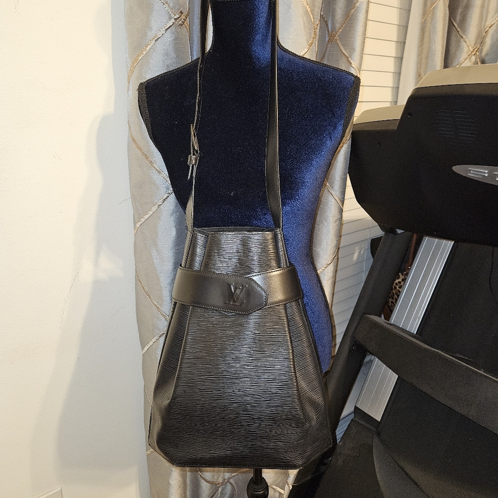 Louis Vuitton Sac D' Epaule GM Shoulder Bag in Noir Black Epi Leather COA plus.. - Picture 3 of 16